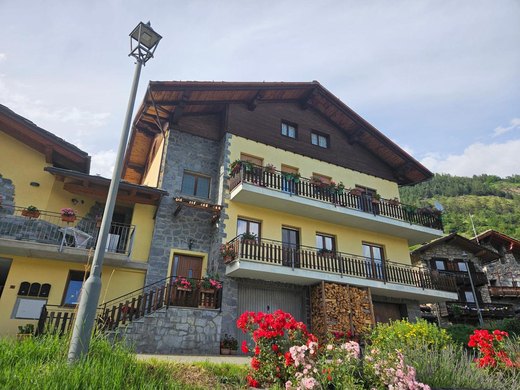 Rayon De Soleil Cir 0016 Allein Aosta Dış mekan fotoğraf