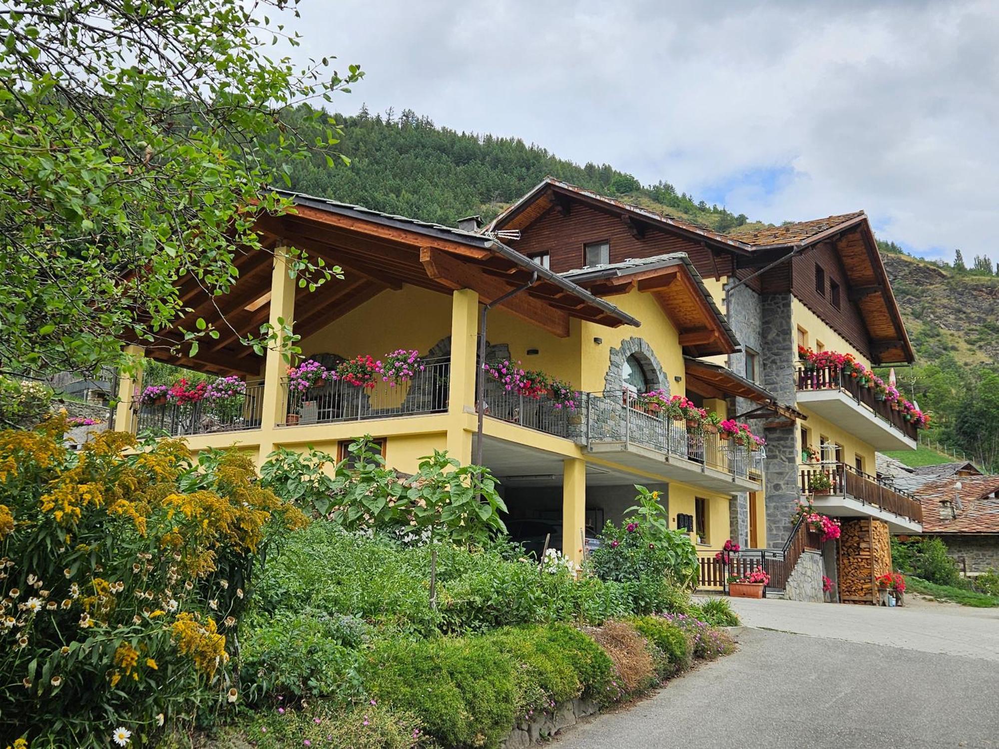 Rayon De Soleil Cir 0016 Allein Aosta Dış mekan fotoğraf